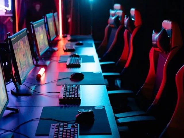 Streaming stúdió többmonitoros munkaállomásai élő közvetítéshez